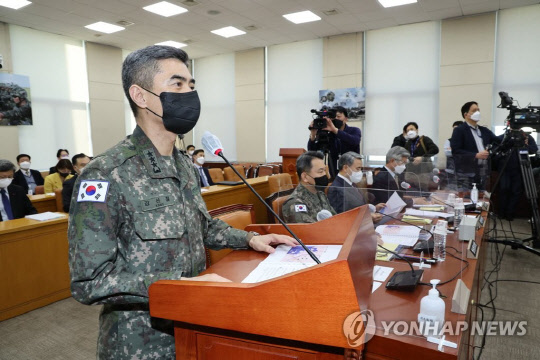강신철 합동참모본부 작전본부장이 지난 12월 28일 오후 국회에서 열린 국방위원회 전체회의에서 북한 무인기 침범 관련 현안 보고를 하고 있다. 왼쪽부터 강 본부장, 김승겸 합동참모의장, 이종섭 국방부 장관, 이기식 병무청장.<연합뉴스>
